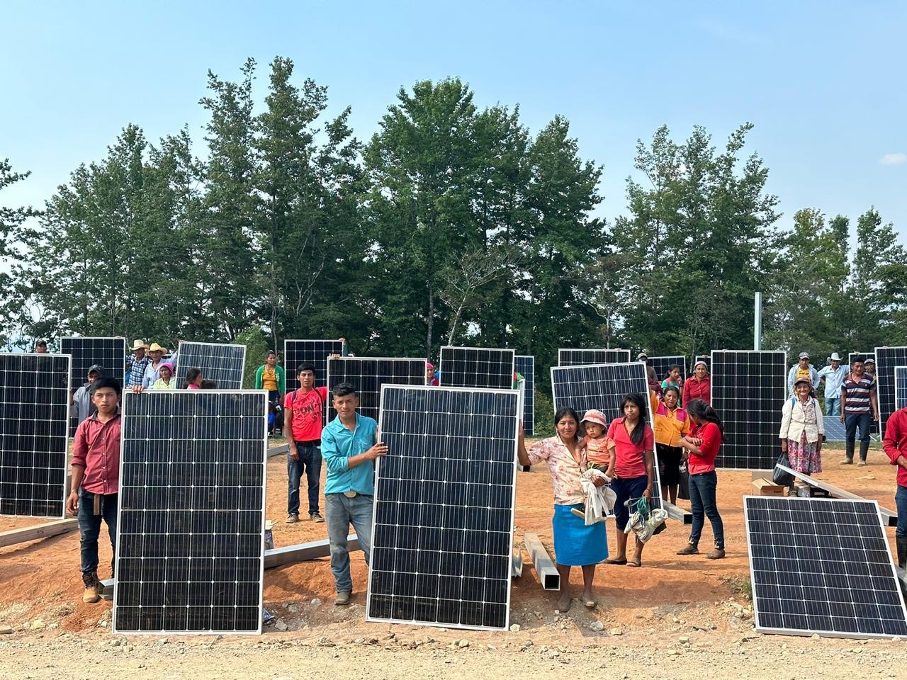 Con entrega de paneles solares Gobierno garantiza energía solar a 77 familias que no se encuentran ...